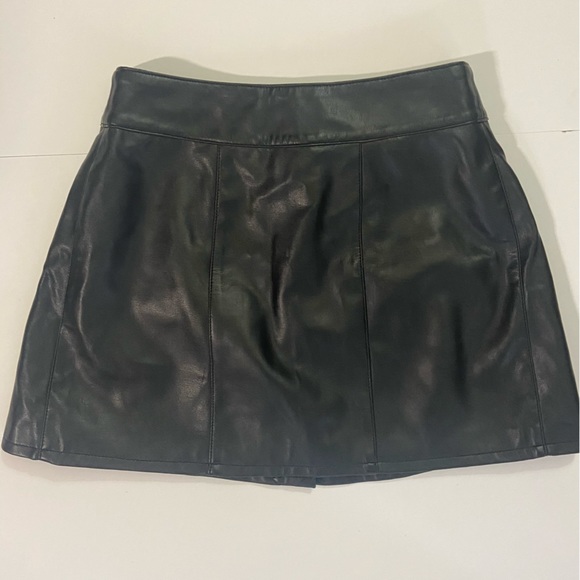 Black pleather mini skirt size 11/12 - Picture 4 of 4